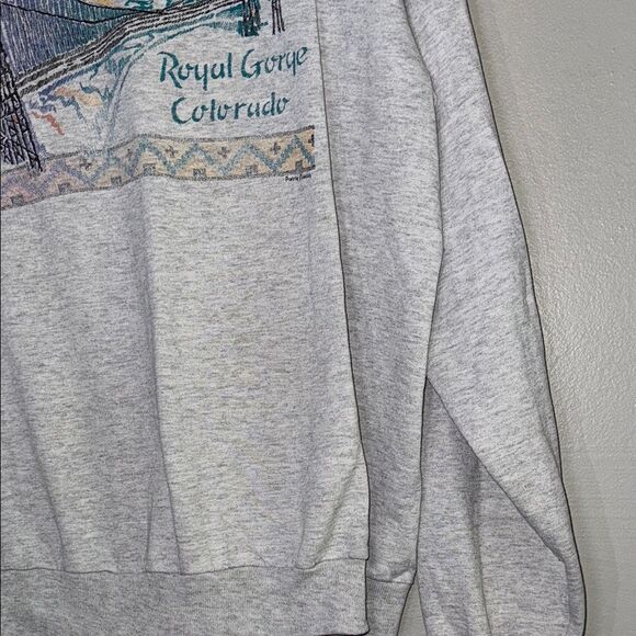 Vintage Light Heather Grey Casual Crew Neck Sweater with Graphic Elements - Picture 4 of 10